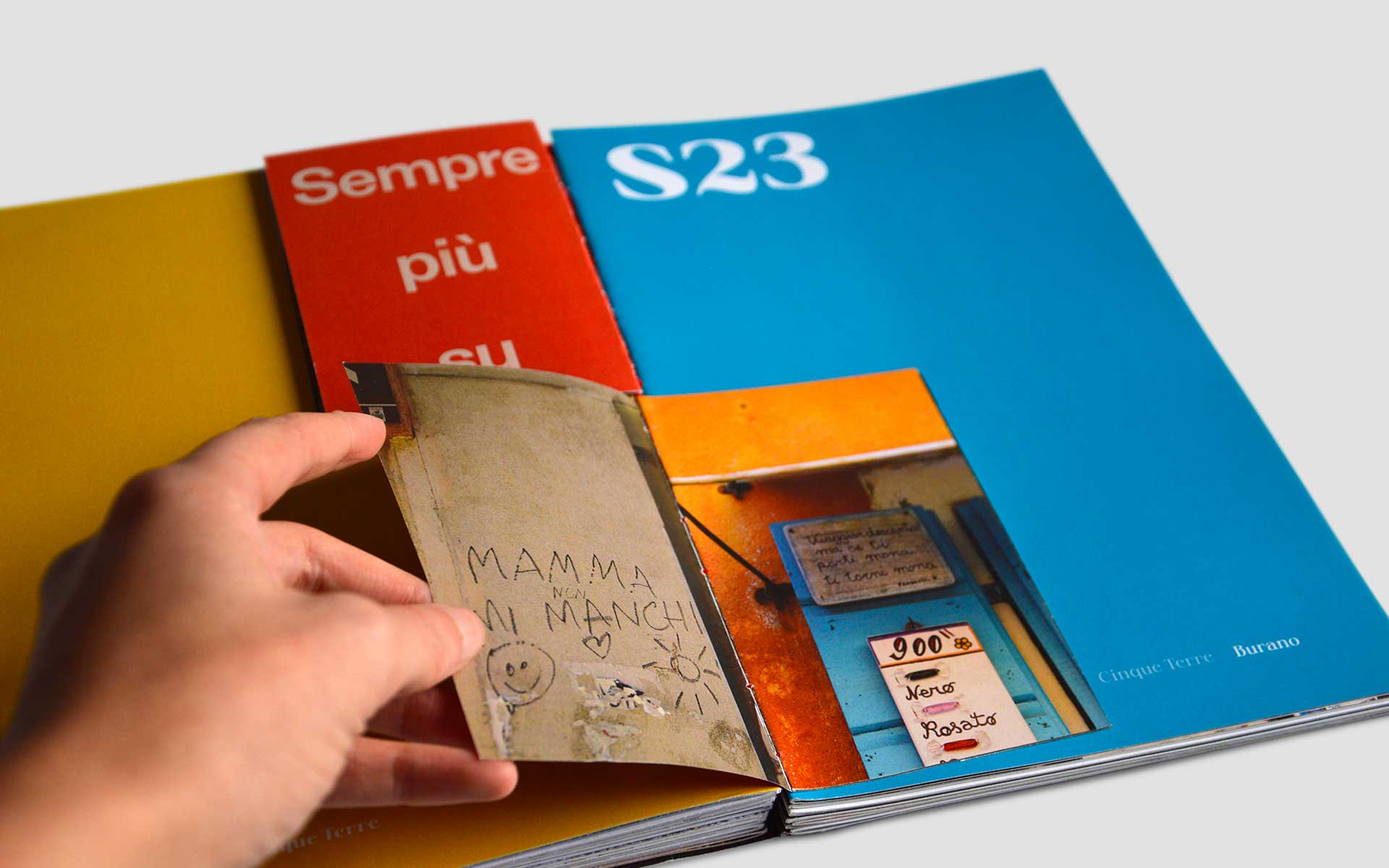 S23 Interno le due sezioni, presenta due piccoli libricini