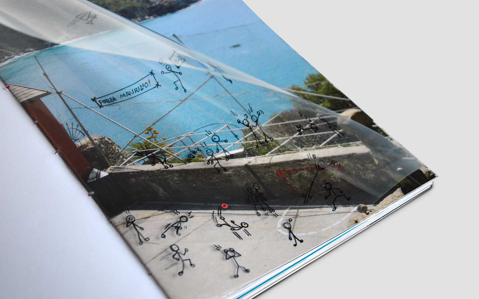 S23 Foto interno. Pagina trasparente con schizzi disegnati a mano