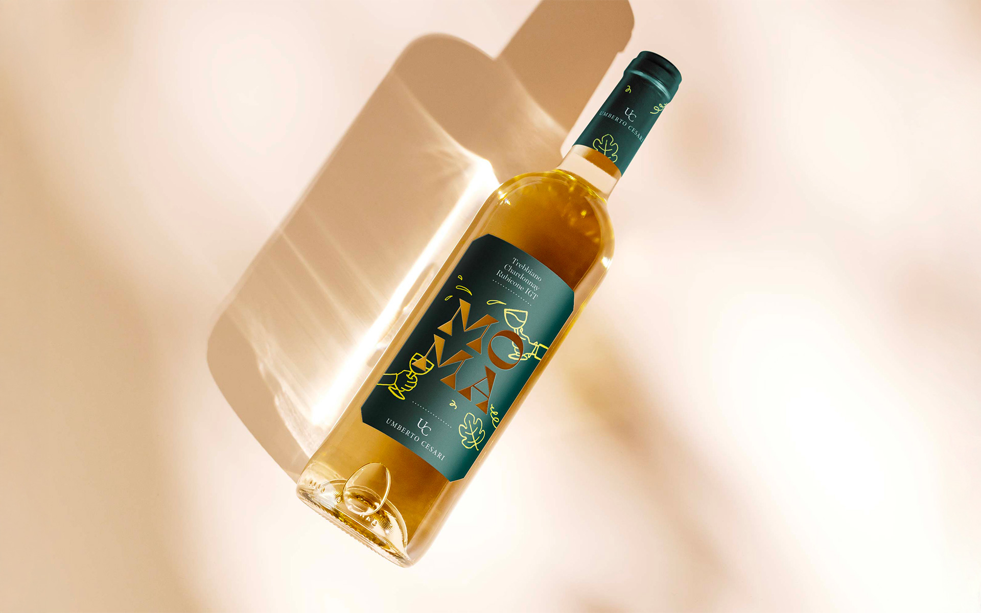 Vino bianco MOMA con etichetta